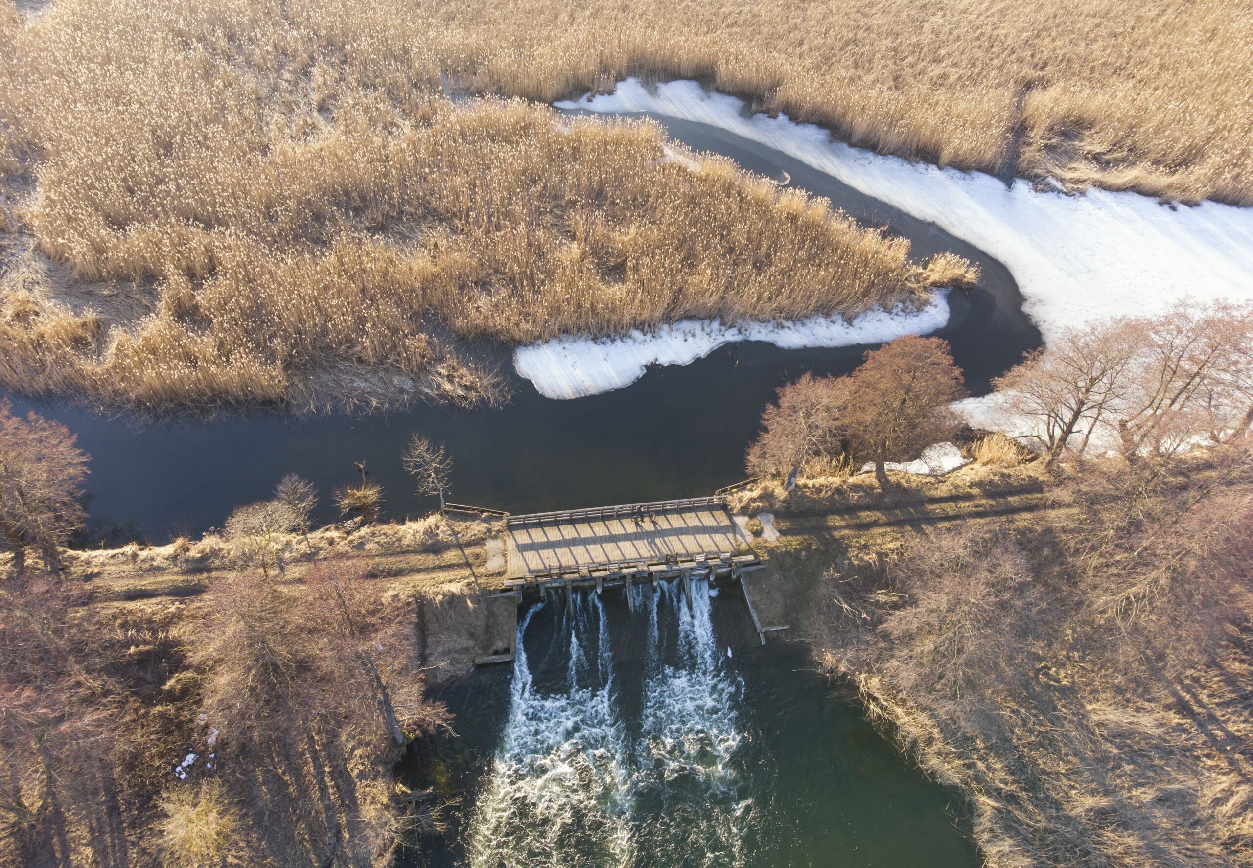 krajobraz z mostem w zime